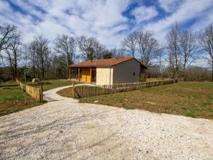Maisons de vacances Gite confortable avec piscine privee et jardin clos en Dordogne - FR-1-616-319 : photos des chambres
