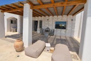Mykonos 4 bedroom Cycladic home with free parking