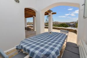 Mykonos 4 bedroom Cycladic home with free parking