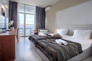 Standard Twin Room with Balcony and Sea View room in Luna Beach Hotel