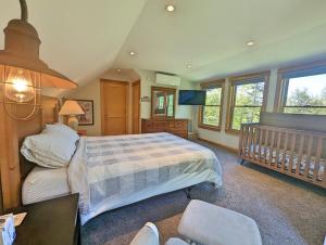 Waterfront 8 acres privacy and 5 min to LL Bean!