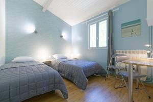 Chalet de charme climatisé, son Jacuzzi - SPA privatif et la piscine de la Maison Bleue du Gers