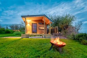 Luxury Glamping Cabin with Outdoor Bath on Cornish Meadow