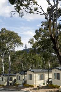 a house with trees and houses, Alivio Tourist Park Canberra in Canberra