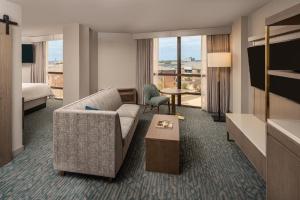 Club level, Junior Suite, 1 King room in Sheraton Dallas Hotel by the Galleria