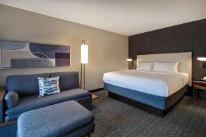King Room with Spa Bath room in Courtyard by Marriott Cincinnati Airport