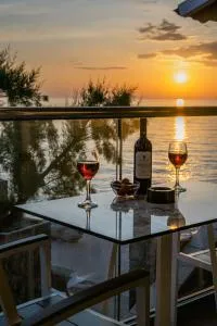 Black Rocks Luxury Seafront Beach Suite - Sinarádes