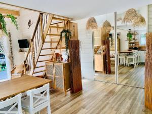 Maisonnette avec terrasse et jardin-Parking privé-9mn des plages à pied