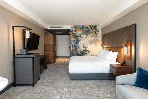 Studio Suite, 1 King room in The Glenmark Glendale a Tribute Portfolio Hotel
