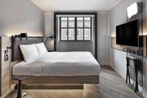 Moxy Sleeper Queen, Guest Room, 1 Queen room in Moxy Lille City