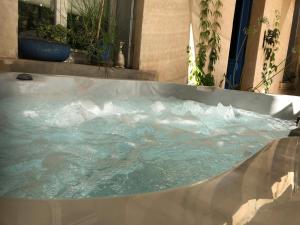 B&B / Chambres d'hotes MAISON La BOHEME Spa & Jacuzzi : photos des chambres