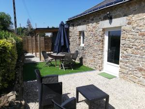 Kerguil-édouard charmante longère en pierres refaite à neuf