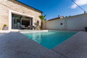 Stone House with pool Poeta