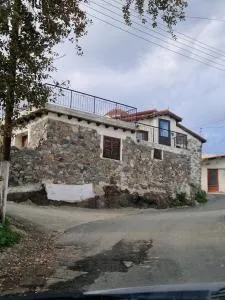 THE ROCK HOUSE - Beautiful countryside with mandarins oranges and olive trees,. Near Limassol at Eptagonia village. - Ora