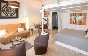 Maisons de vacances Amazing Home In Carpentras With Wifi, Private Swimming Pool And 1 Bedrooms : photos des chambres