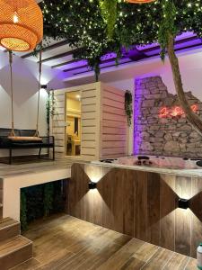 Love hotels Grenoble LA SUITE 2 spa jaccuzzi et sauna privatif : photos des chambres