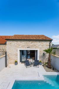 Stone House with pool Poeta