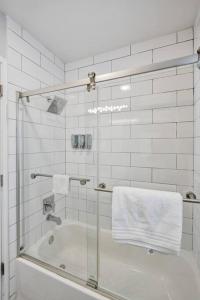 By Las Olas Bl, Pool, Parking, Remodeled & Central