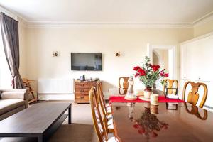 Perfect for Large Family & Friends, Free Parking, Games