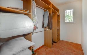 Appartements Awesome Apartment In Bastelicaccia With Wifi And 3 Bedrooms : photos des chambres