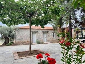 Hermione Hills Luxury Cottage by Goutos Luxury Living