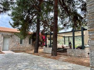 Hermione Hills Luxury Cottage by Goutos Luxury Living