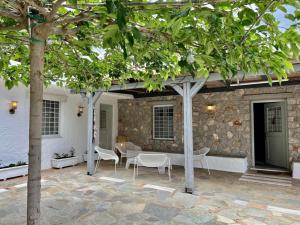 Hermione Hills Luxury Cottage by Goutos Luxury Living