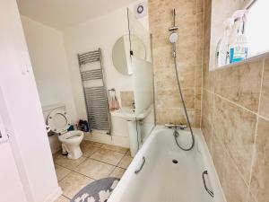Cosy private double ensuite room with free parking RG302RL