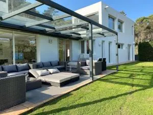 Casa y loft minimalista, jardín y parking privado - Regencós