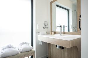 Appart'hotels Le Barracuda & Spa, Centre Port, pieds dans l'eau, vue mer : photos des chambres