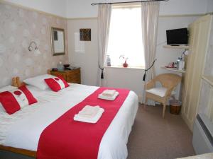 Twin Room with Shower room in Cromwell House