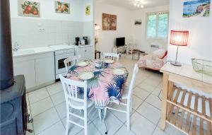 Maisons de vacances Awesome Home In Saint-jean-soleymieux With Wifi And 1 Bedrooms : photos des chambres