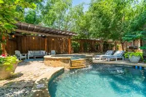 Sunset House - Luxury Pool and Hot Tub Retreat - Eagle Ford