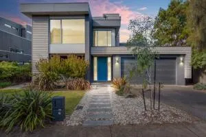 5 Bedroom House - Sleeps 11 - Golf Course Views - Free Parking - Free WIFI - Breamlea