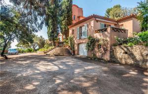 Maisons de vacances Amazing Home In Rayol-canadel-sur-mer With Outdoor Swimming Pool, Wifi And 7 Bedrooms : photos des chambres