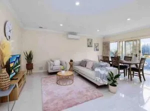 4 bedrooms house walking to shopping town#20A - Eltham
