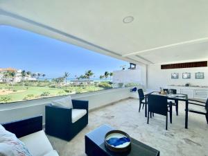 New! Beachfront Lux Condo With Private Jacuzzi