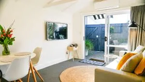 Modern and Private Guesthouse with Hot Tub located 500m to Havelock North Village - 哈士汀