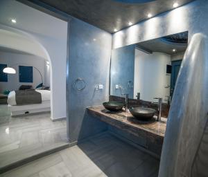 Suite with Jetted Tub and Caldera View