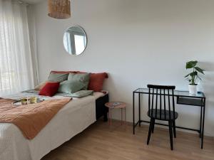 Near center w smart-TV, tram stop and gym visit