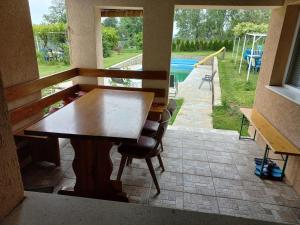 Kuća u selu sa bazenom i teniskim terenom za aktivan odmor