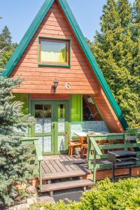 Domki pod lasem blisko morza