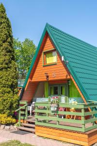 Domki pod lasem blisko morza