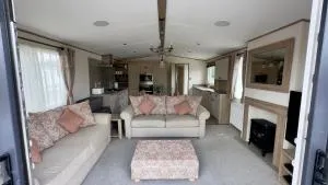 Luxury Hotub Lodge with Lake View at Tattershall Lakes - 波士顿