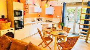 Maisons de vacances L'atelier - Duplex Gite de charme avec Spa La Rochelle : photos des chambres