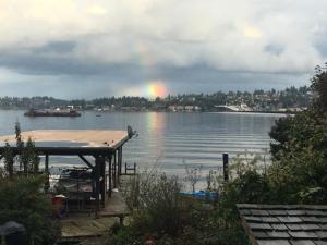 Fun Waterfront Home w Boat, Kayaks -Central Seattle!