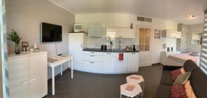 Joli studio climatisé avec Jardin dans résidence avec piscine