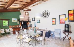 Maisons de vacances Amazing Home In Carpentras With Wifi, Private Swimming Pool And 1 Bedrooms : photos des chambres