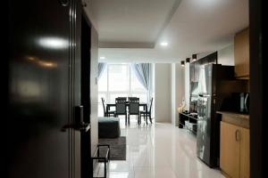 Renovated - City Center - Pool Access - 2 ACs