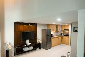 Renovated - City Center - Pool Access - 2 ACs